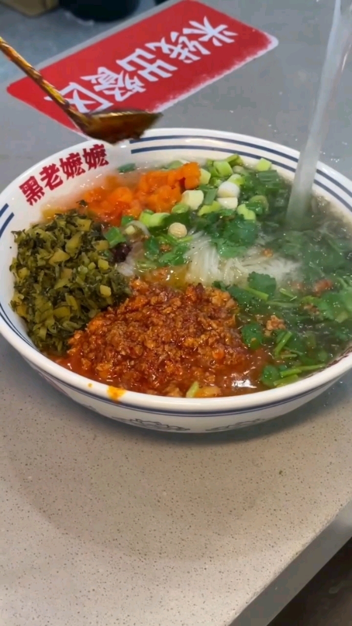 满满骨汤的徐州肉酱米线!