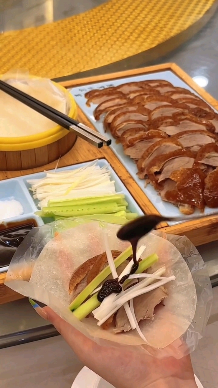 来北京一定要吃的北京片皮烤鸭!