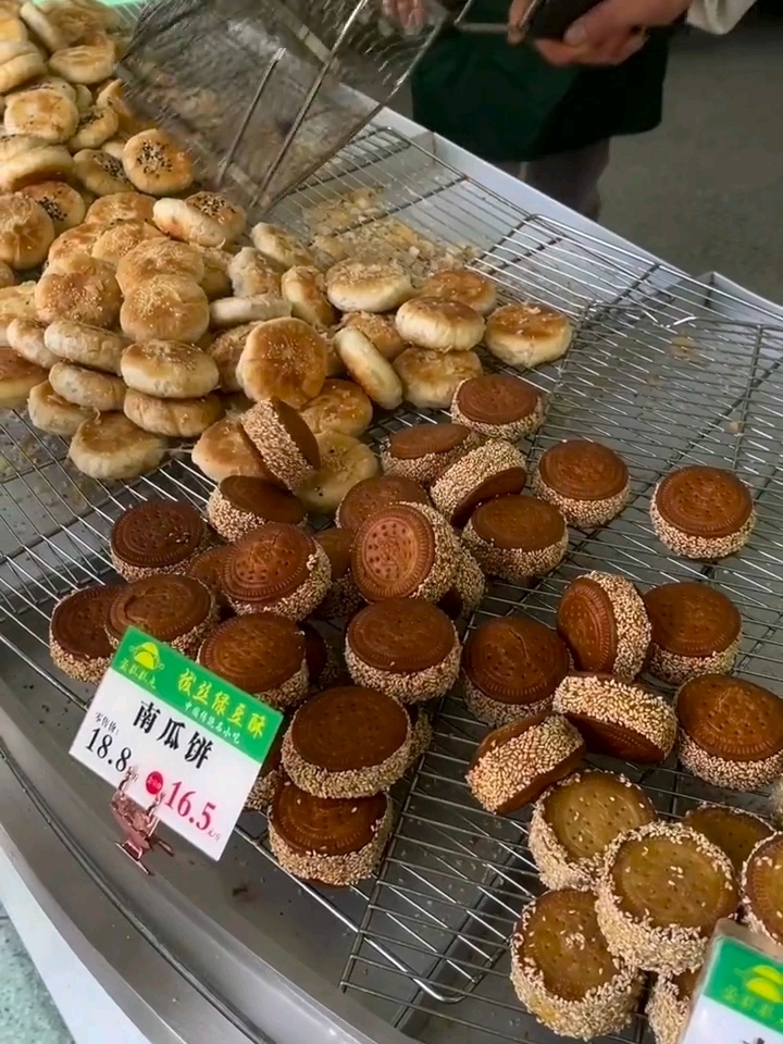 终于吃到了刚出炉的老式南瓜饼!