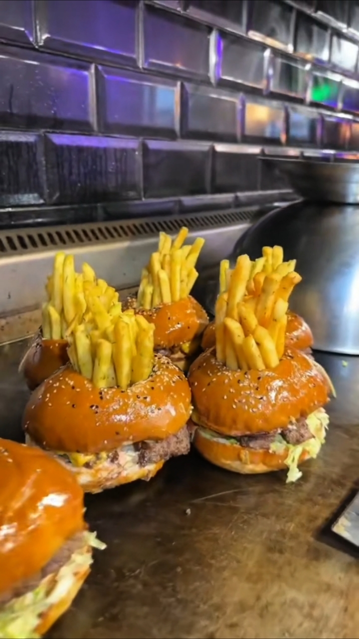 汉堡脑袋看过来、这个汉堡太好吃了!汉堡上面长薯条