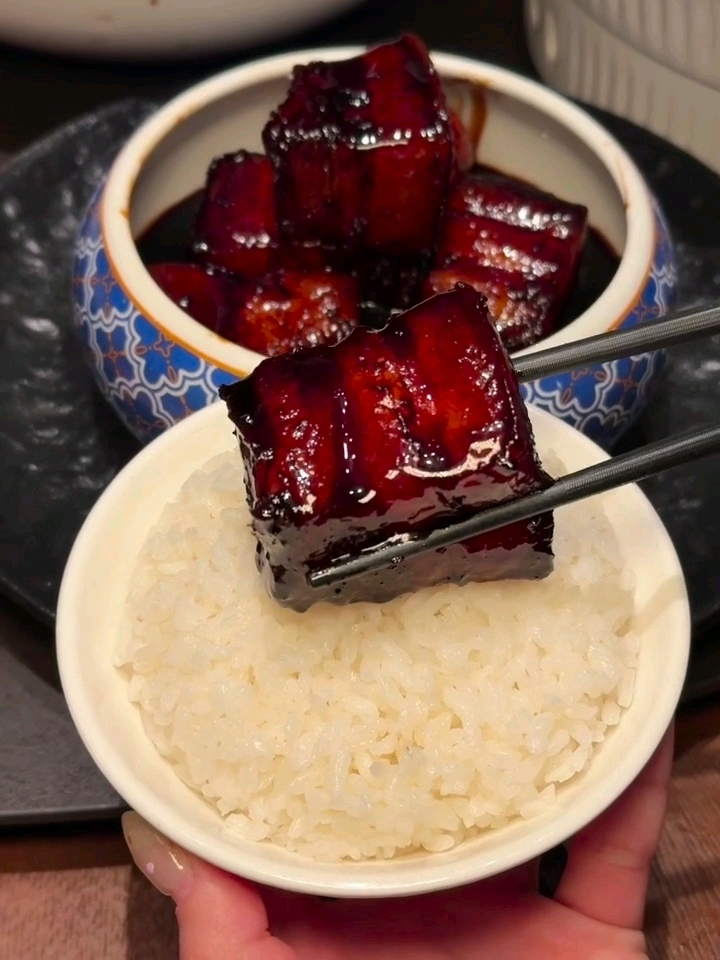今天吃红烧肉拌饭!