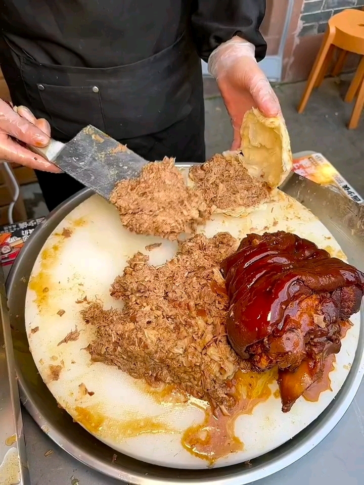 西安又超前了,一整个大肘子肉夹馍!谁懂这一口有多满足