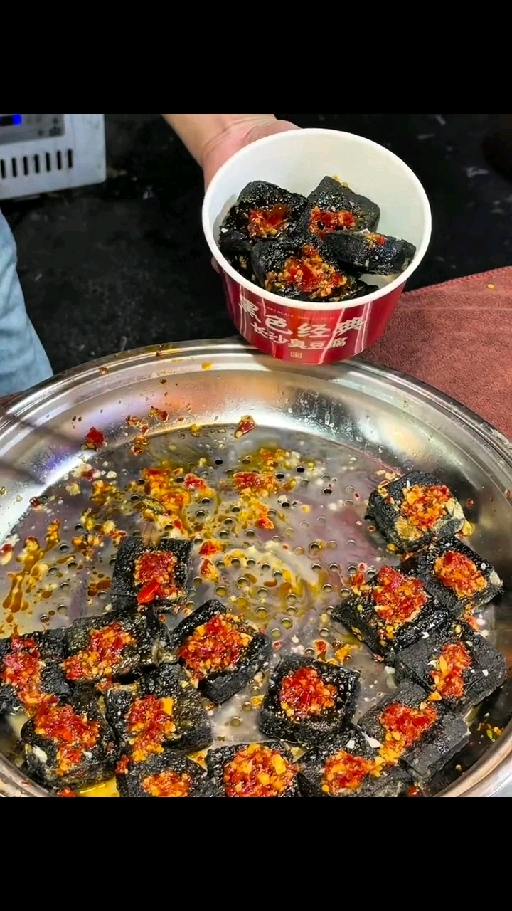 街边吃到了正宗长沙灌汁臭豆腐!