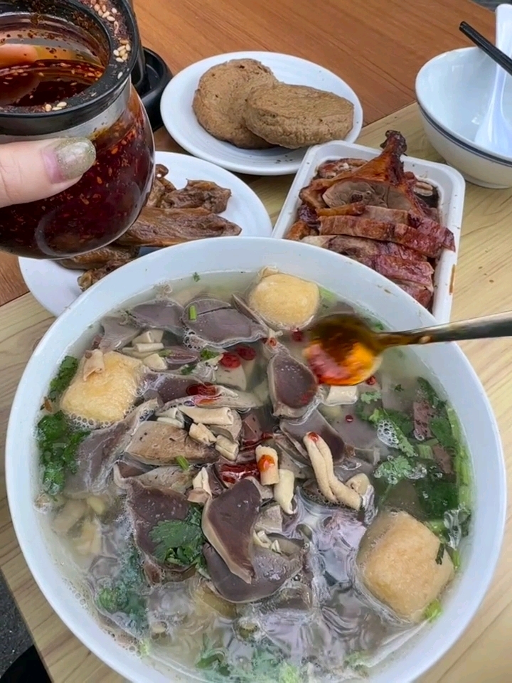 南京)跟着南京本地人来吃的鸭血粉丝汤!真的绝了!