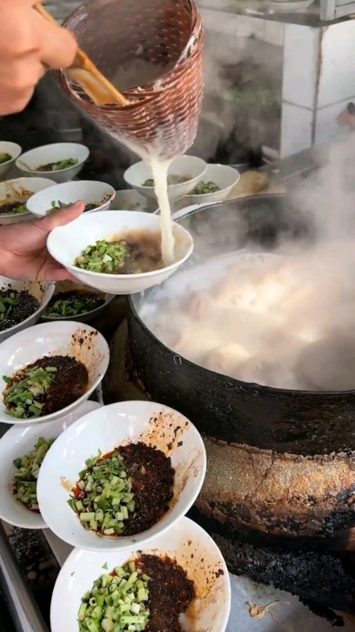 四川成都特色早餐肥肠粉,15一碗,汤好浓郁,