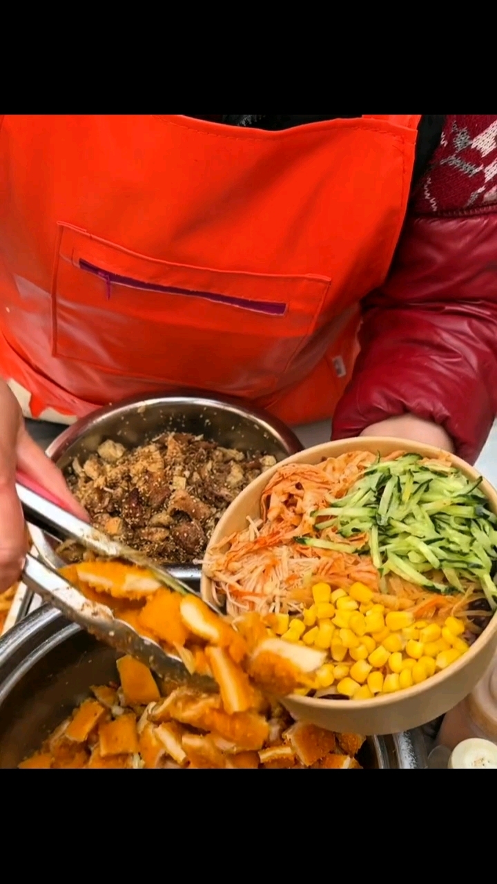 烤肉拌饭!郑州街头的烤肉鸡排双拼饭十元一份!太棒啦