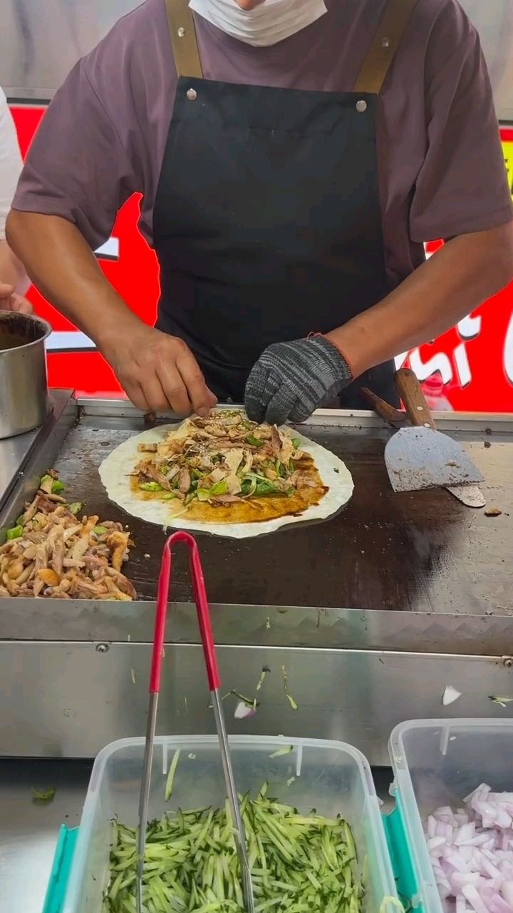 六元一个铁板烤鸭夹馍你就吃吧!