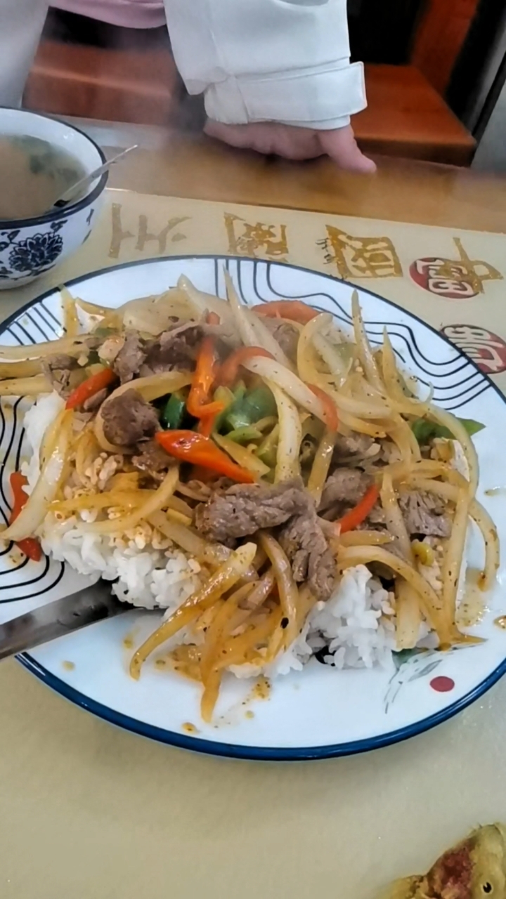 兰州拉面!真的是图片仅供参考,在洋葱里找肉!