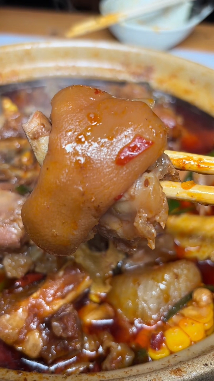 老湘渝土锅炖牛肉新上了麻辣猪蹄双人餐只要79,涮菜免费不限量