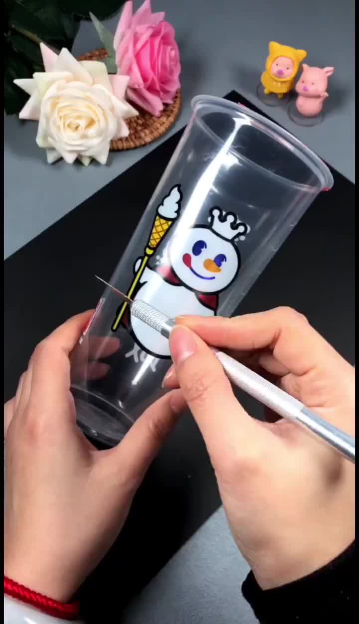 用喝完的奶茶杯来做漂亮的兔兔灯笼吧