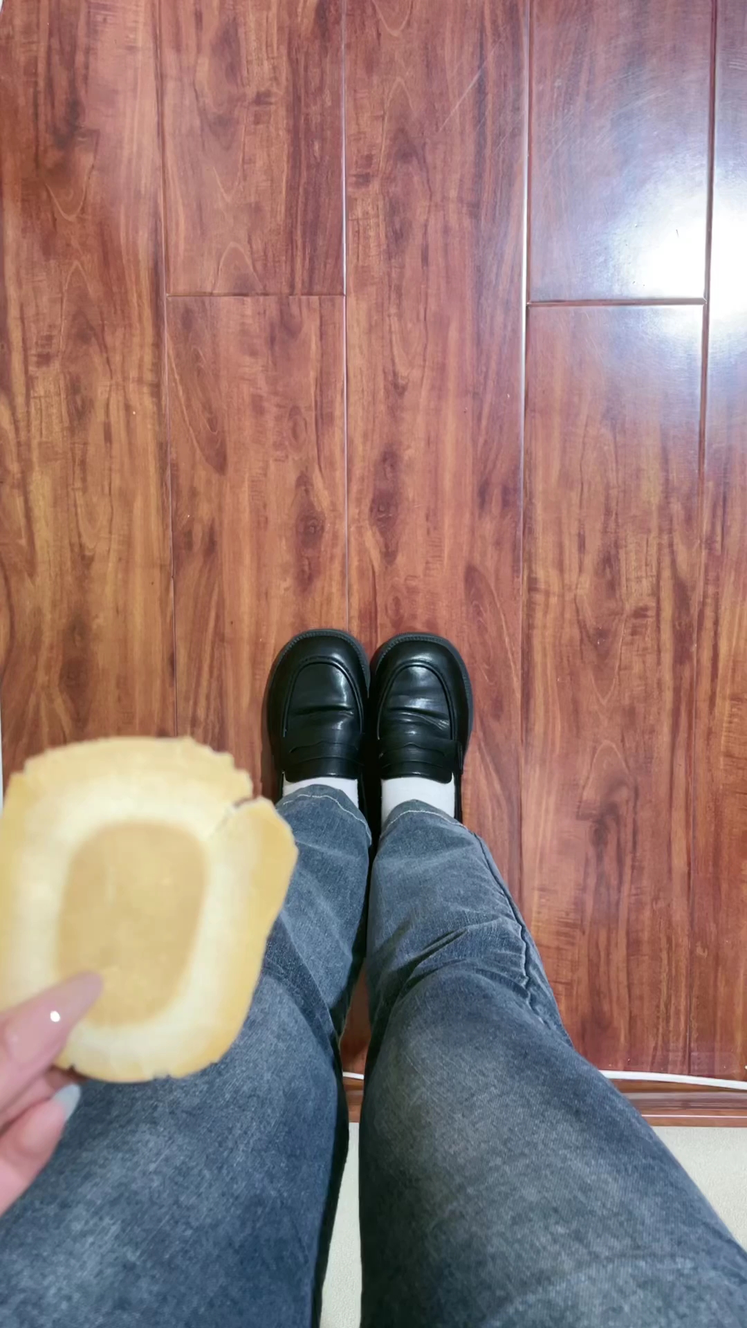 谁把面包放我鞋子里了 惩罚他吃掉
