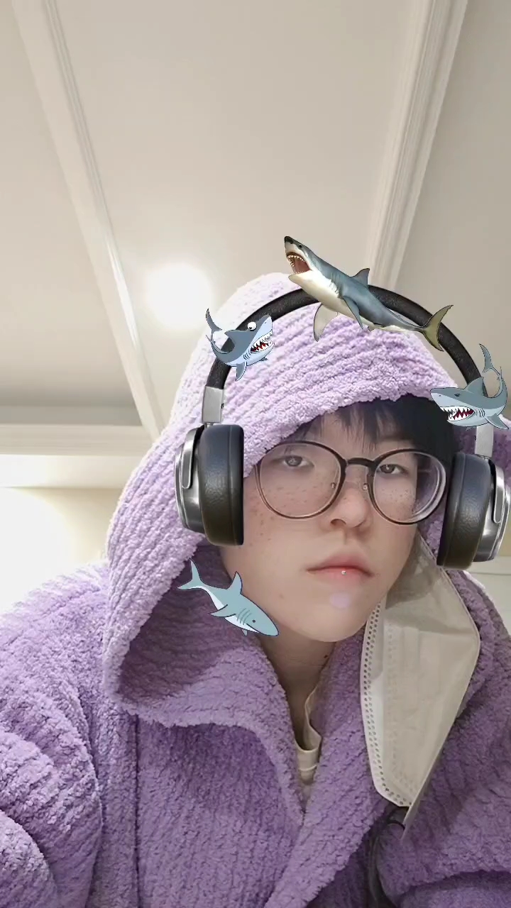 快看,是鲨鱼耳机耶!