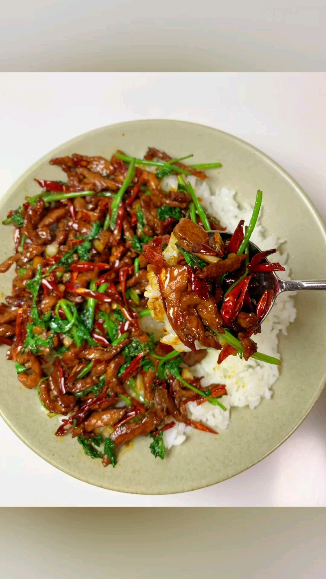 晚餐来啦！香辣肉丝盖饭香绝了