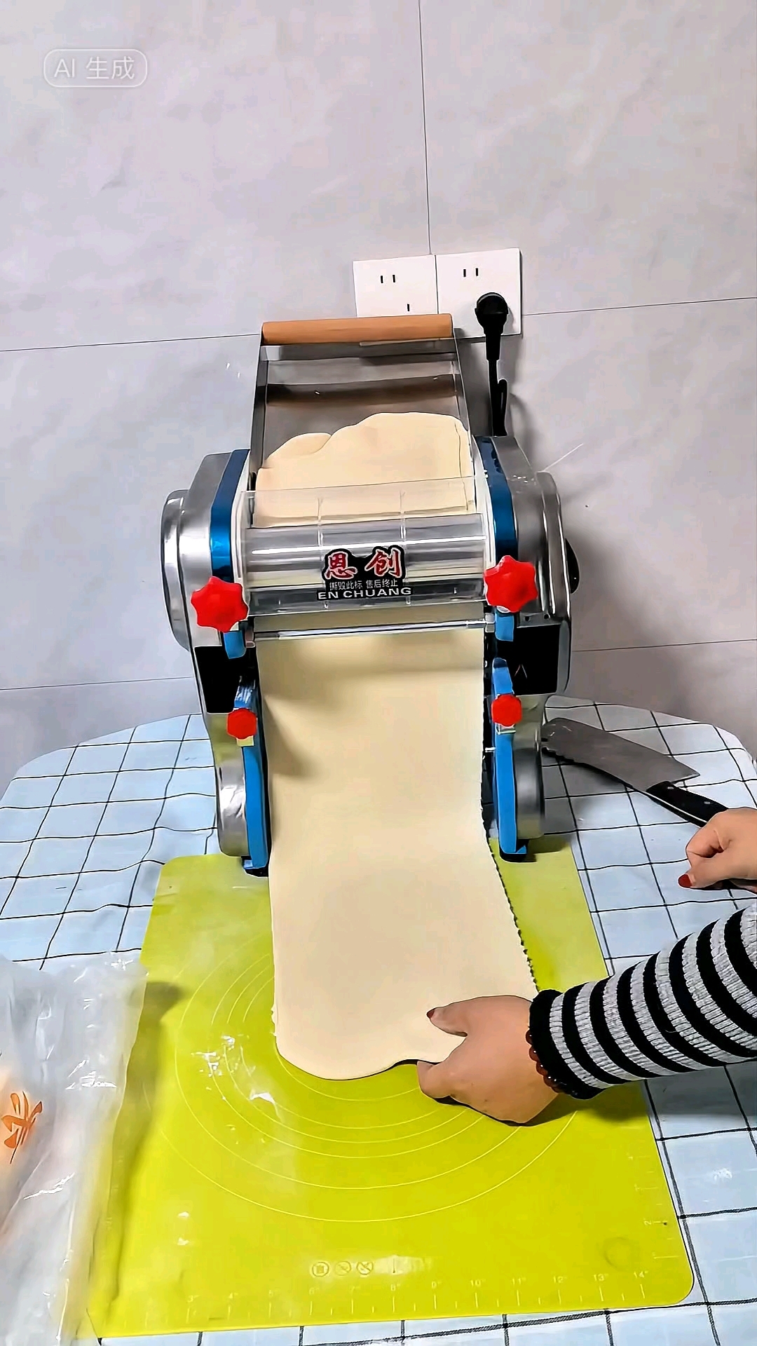 今天教大家饺子皮机搭配合适型号的压面机使用是怎样效率翻倍的