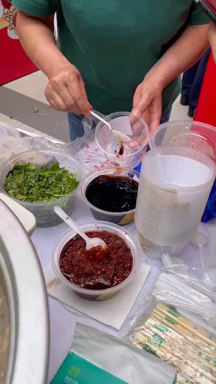 今天吃个特色美食,开封羊肉胡辣汤,喝着真香啊