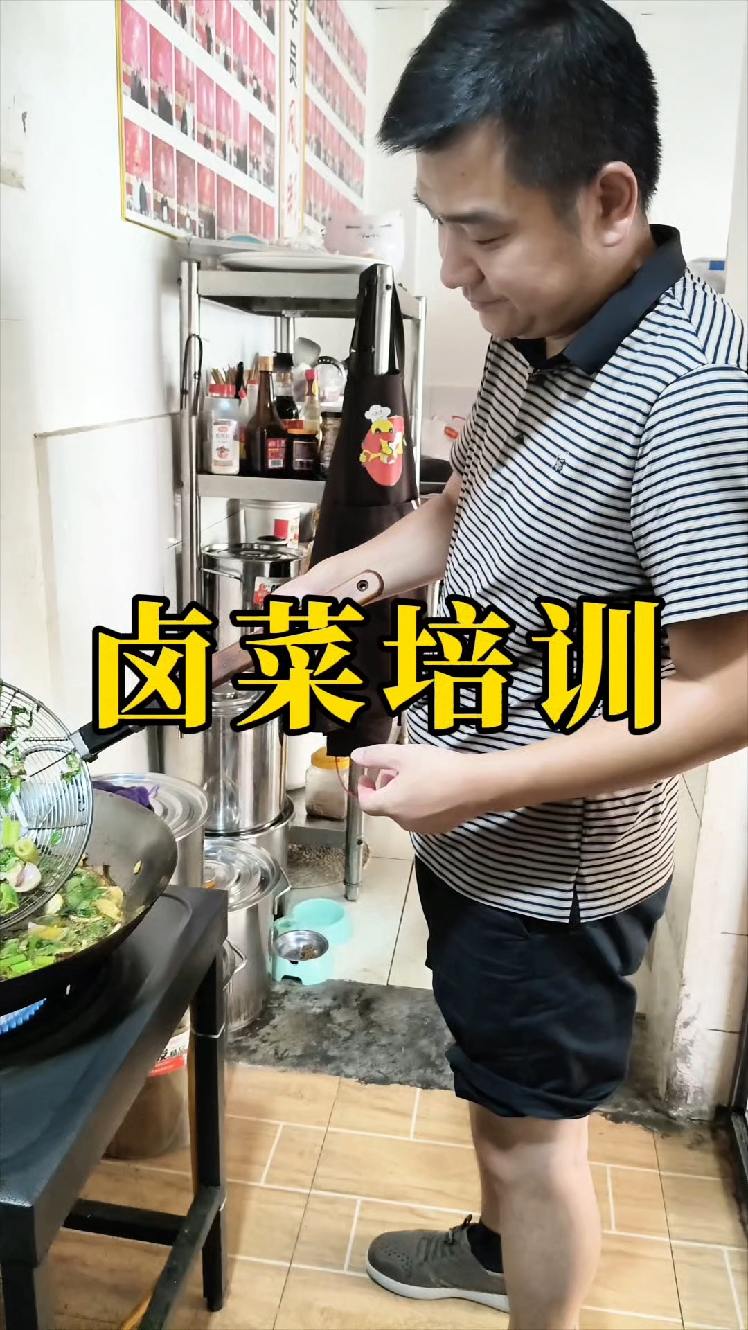 四川绵阳五酝滋卤菜实体店培训,徒弟亲自动手实操学习卤菜技术。