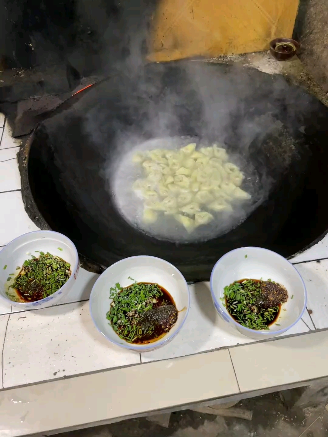 一位四川的网友正在制作她的早饭