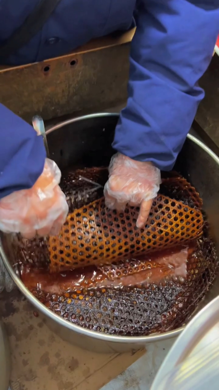 开封美食小吃黄河大鲤鱼制作的酥鱼!