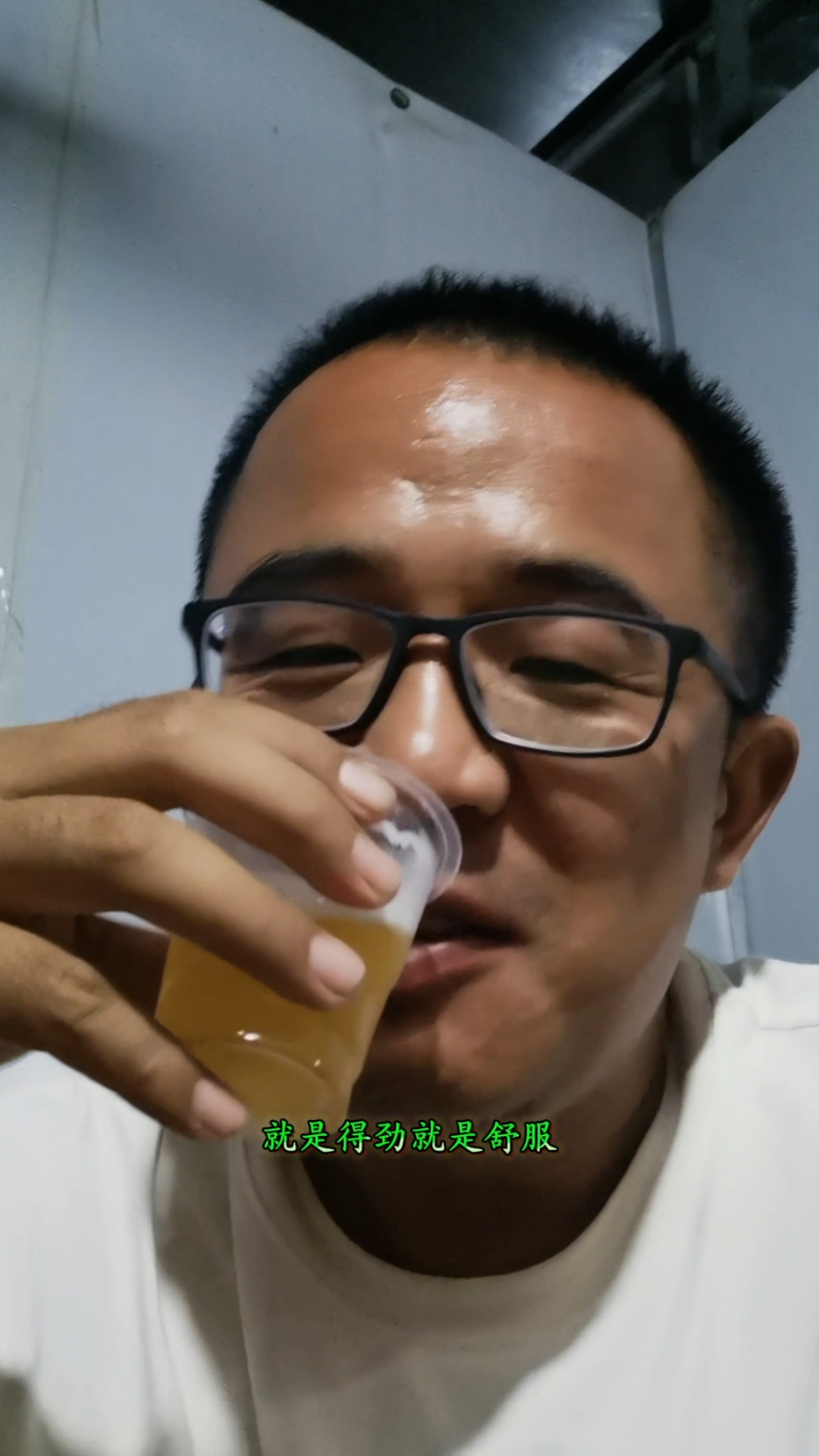 农村离婚男人高兴坏了,晚上和发小们吃烧烤喝啤酒,快乐很简单