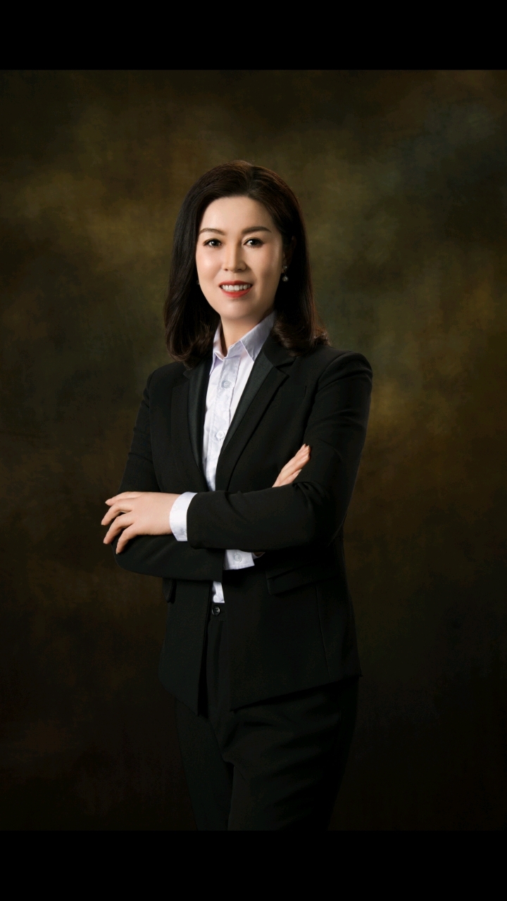 石立新鱼皮画大学教师。国家一级美术师