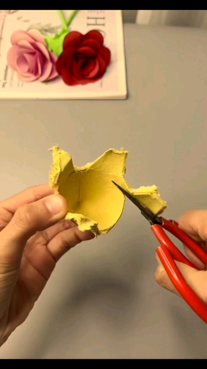 春天来啦,跟孩子一起用鸡蛋托制作可爱的小瓢虫吧#幼儿园手工 