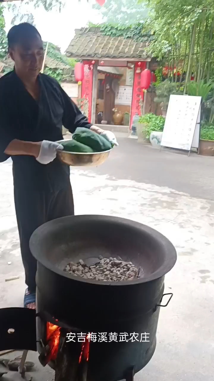 荷叶包鸭 原汁原味,用荷叶锁住鸭的原味