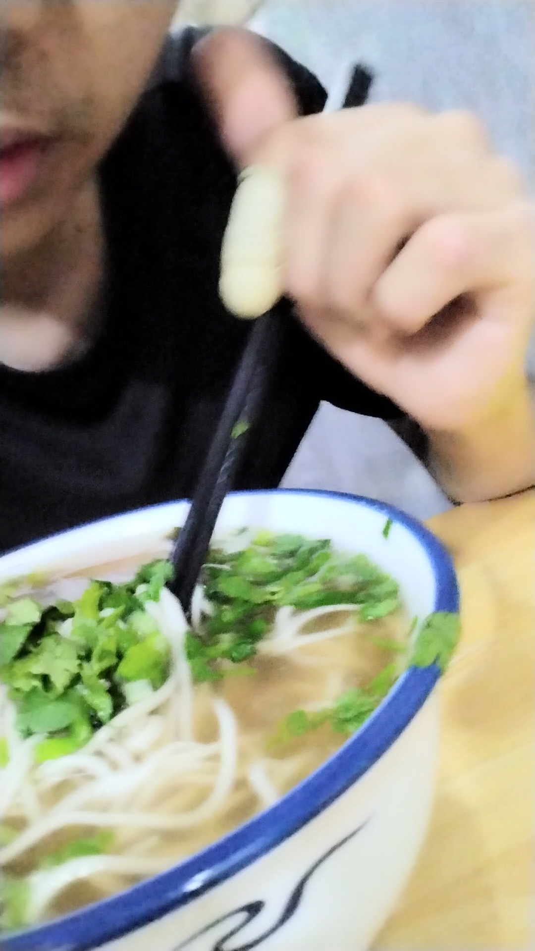 巫玉来吃甘肃省兰州市红烧牛肉挌拉面条饭菜汤水用消毒筷子大白碗