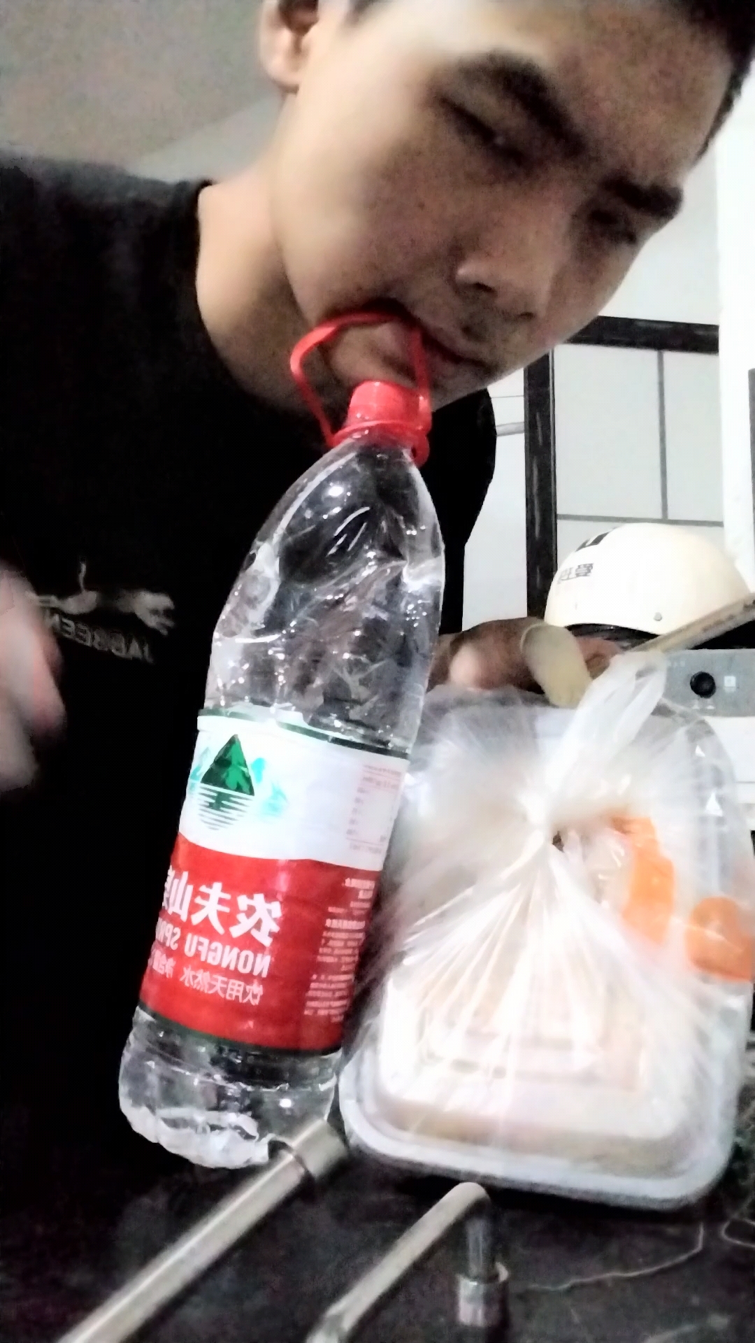 巫玉来吃米炒青椒牛肉粉丝盖浇饭用透明塑料袋盒子一次性筷子喝水