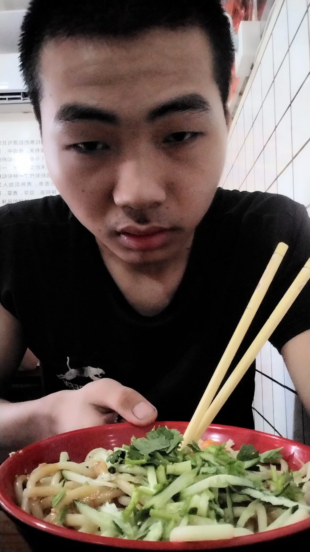 巫玉来吃饭格拉面条水煮鸡蛋汤水韭大白菜萝卜干儿筷子碗鸡精酱油