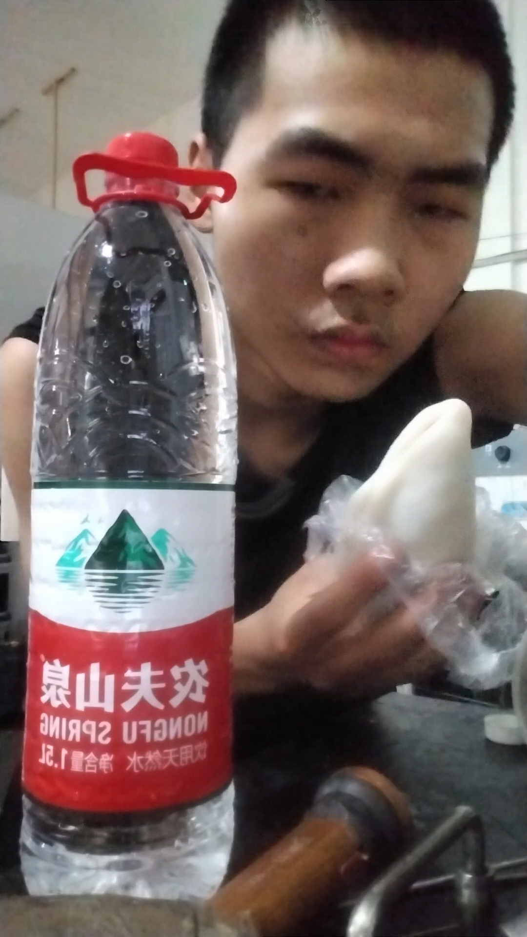 巫玉来吃大白馍馒皮饺子鸡蛋火腿香肠用透明塑料袋子喝农夫山泉水