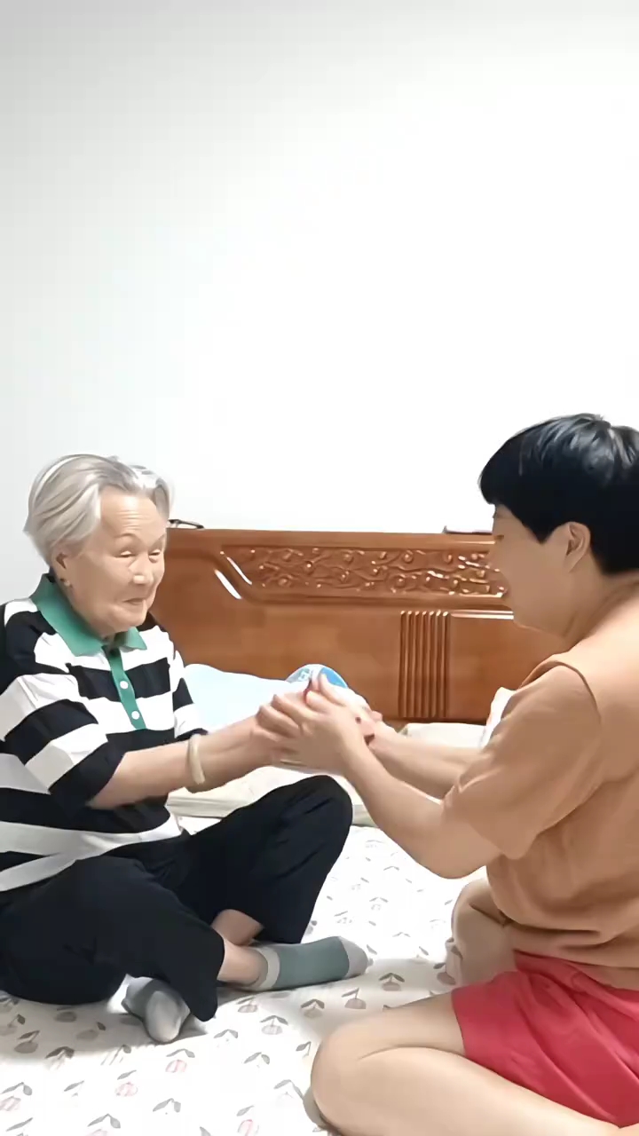 98岁老妈一起玩拍手游戏,反映敏捷,点赞