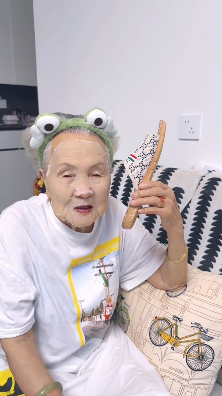 98岁老妈的搞笑瞬间,竟然把拖鞋当成电话啦。