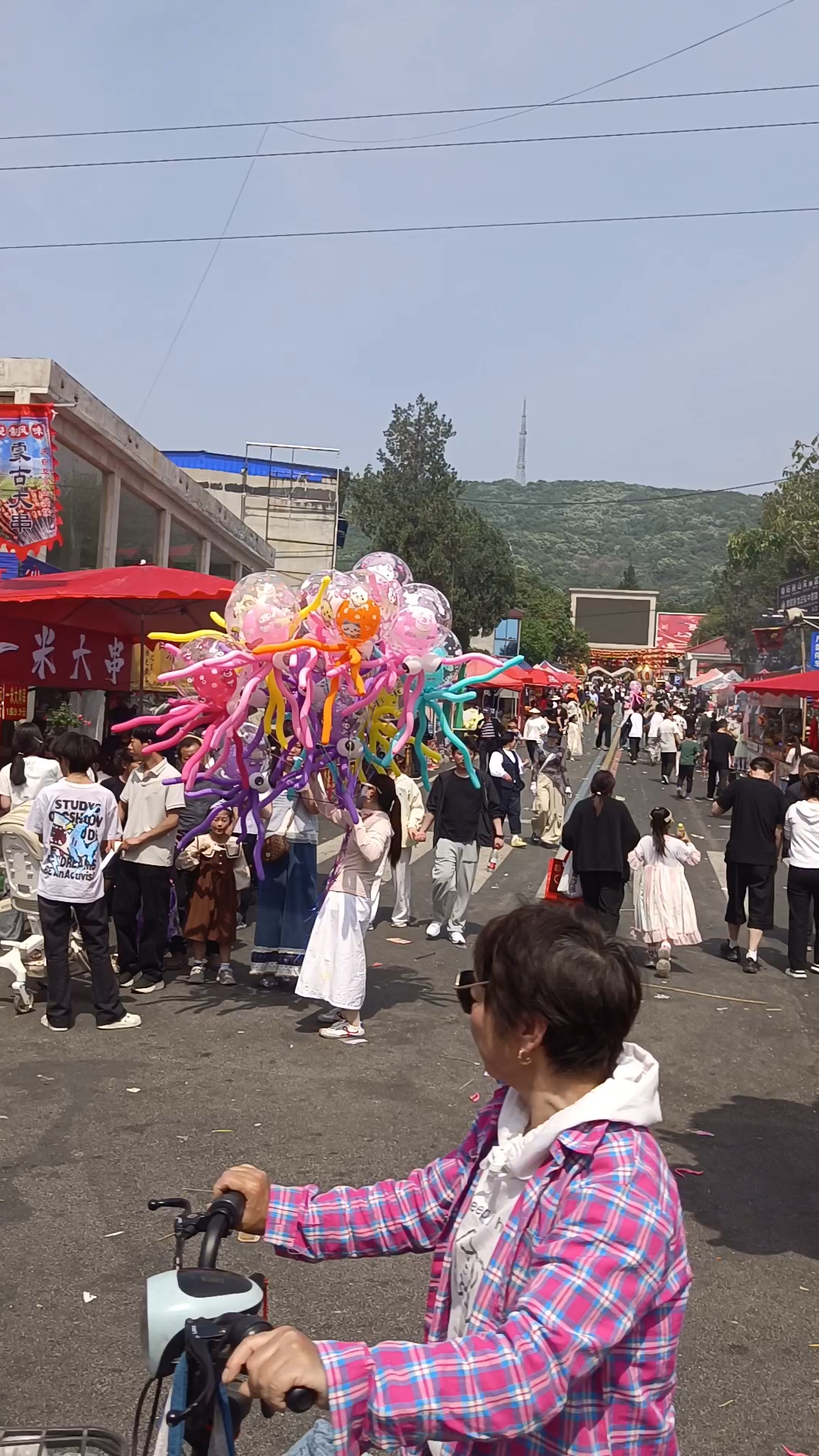 街头气球摊太吸睛!这“章鱼”造型你见过吗?