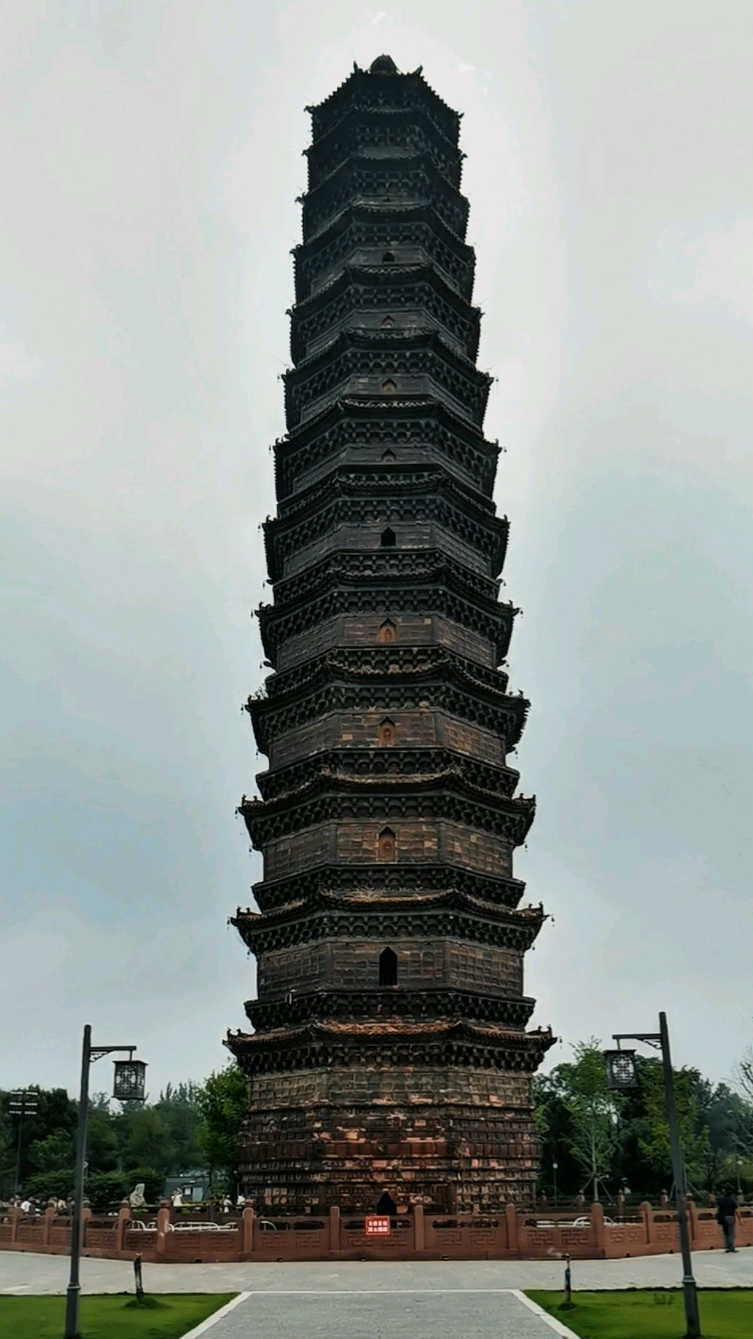 如果每个城市都有一座标志性建筑,开封的标志性建筑一定是铁塔!