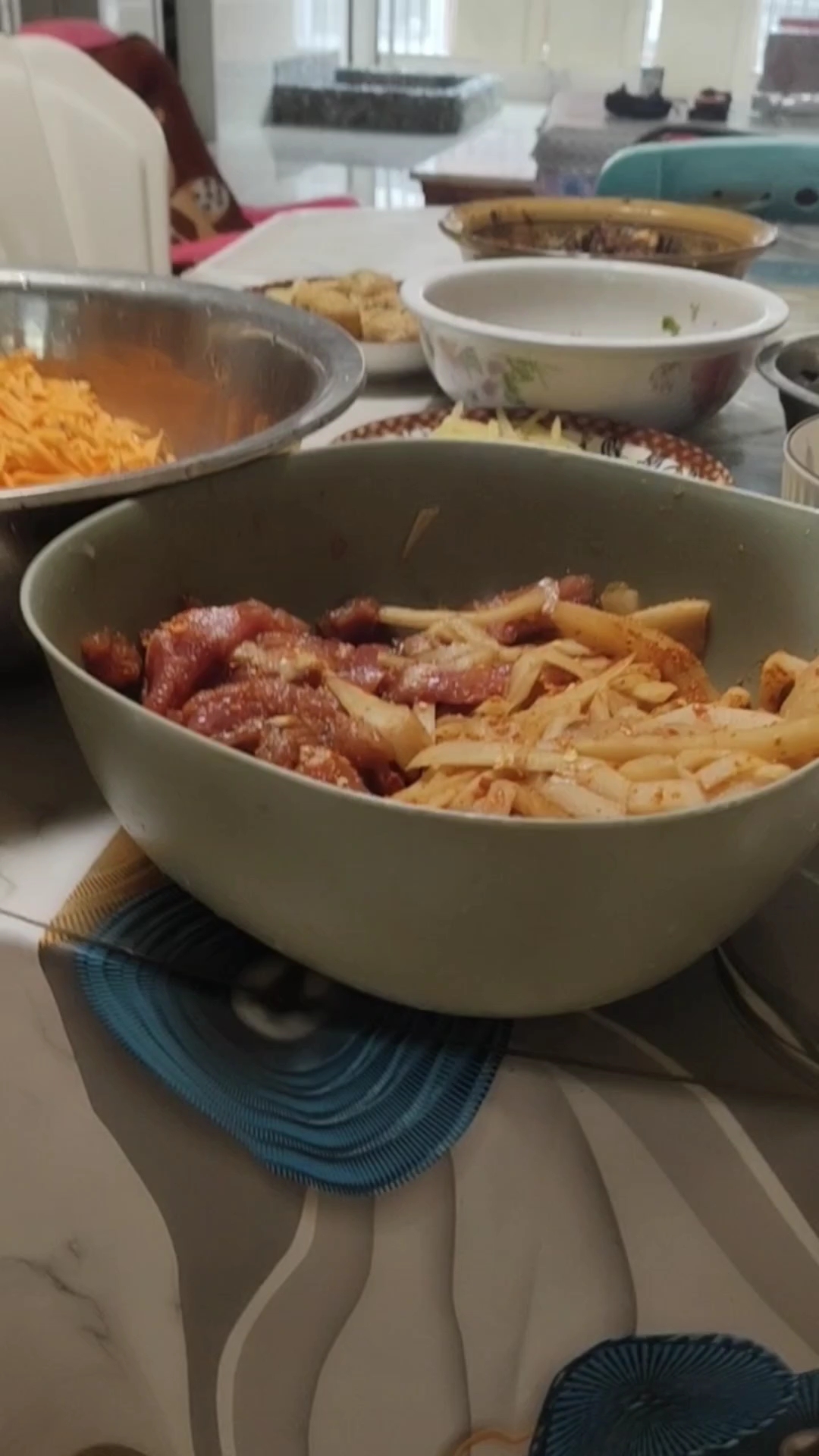 腊月28炸家乡特产——灯盏糍粑,味美香甜,好吃