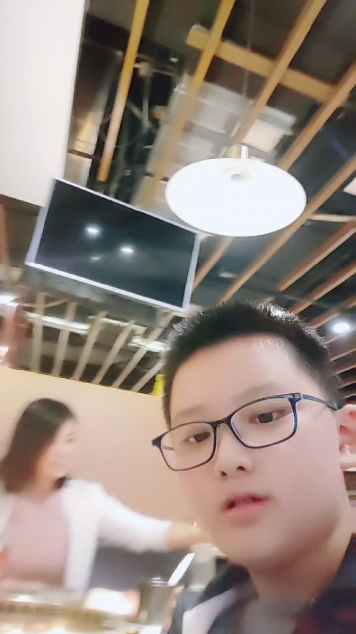 轩仔来万达吃烤肉,好香哦。(随便发点动态,不喜勿喷)