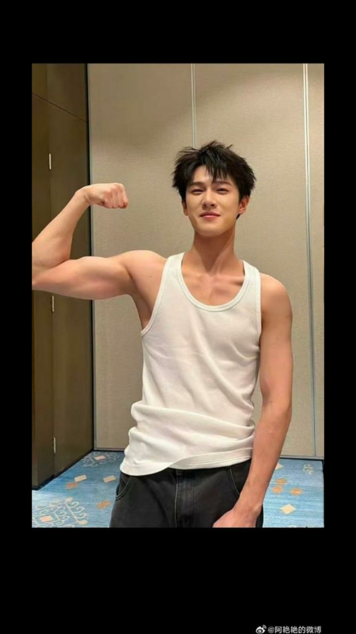 明星男神李昀锐和王一博又出来了,看到李昀锐的肌肉惊讶了,