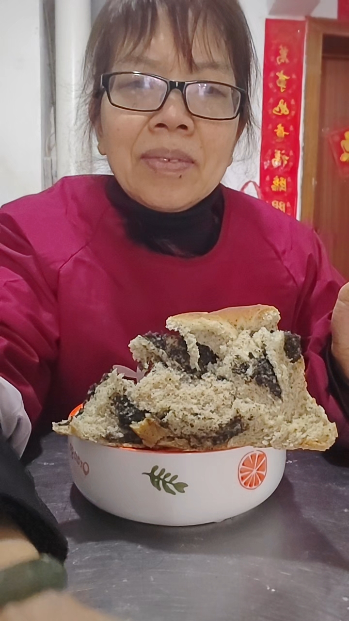 午餐:黑芝麻吐司,包菜。红萝卜炒肉