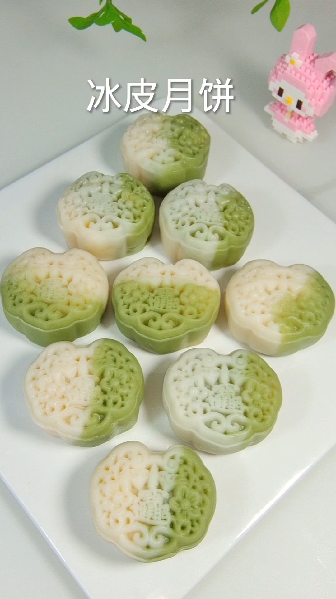 不用烤箱也能做出好吃又好看的冰皮月饼,咬一口软软糯糯的超好吃