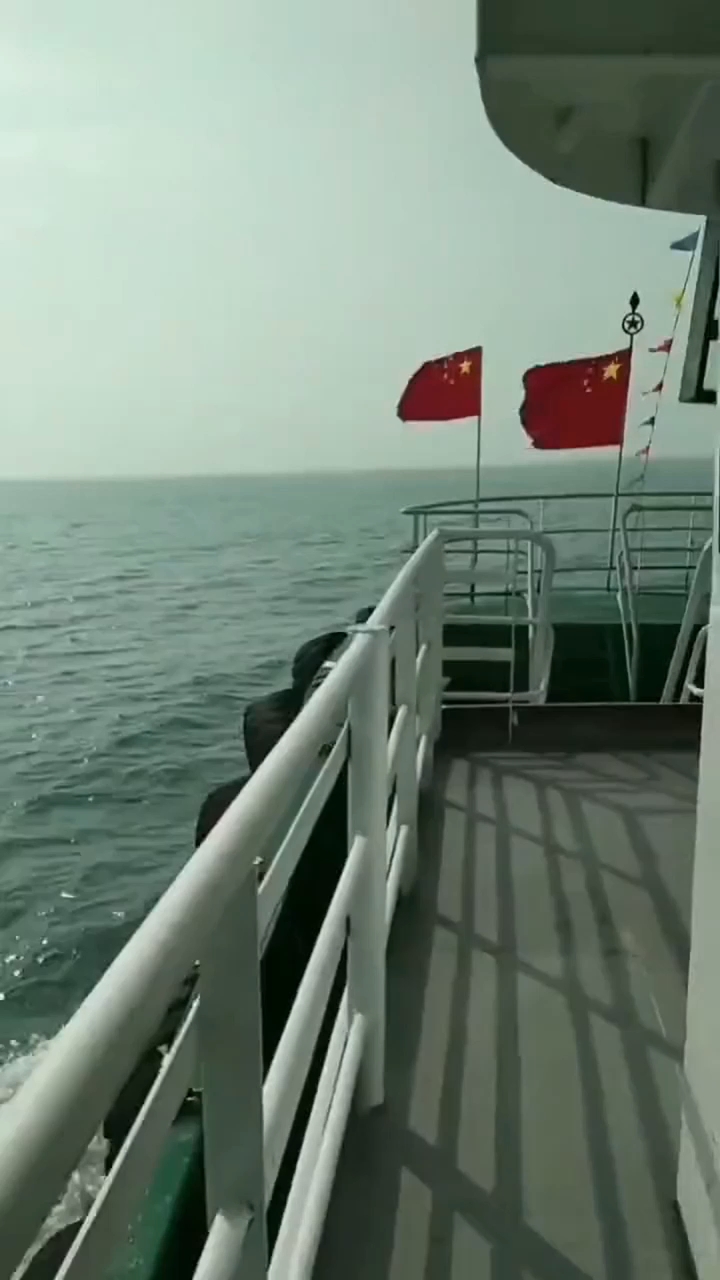 舟山朱家尖出海捕鱼 ,船首破开晨雾,海风咸腥扑面。
