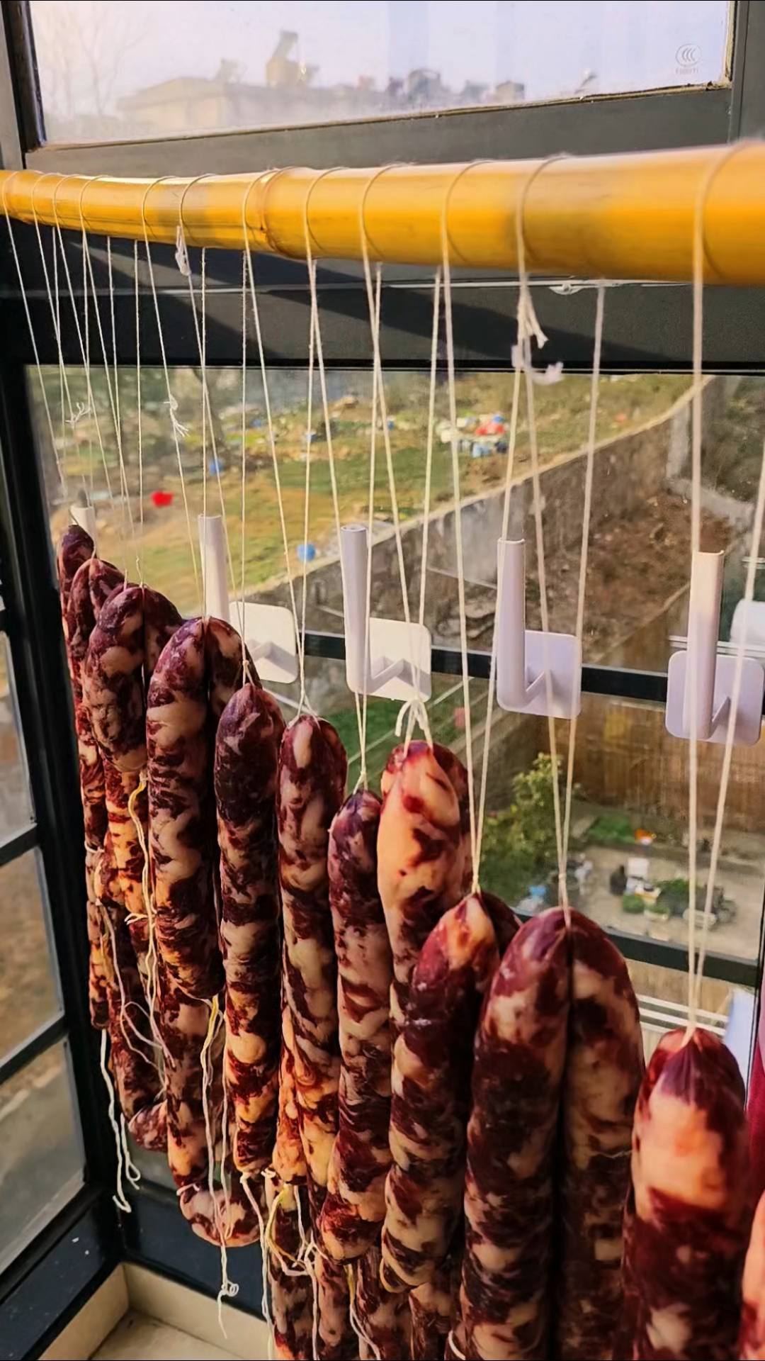 晾晒在阳台的香肠