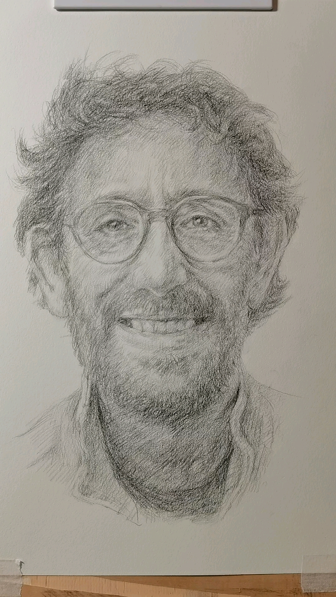 微笑的胡子大叔素描头像