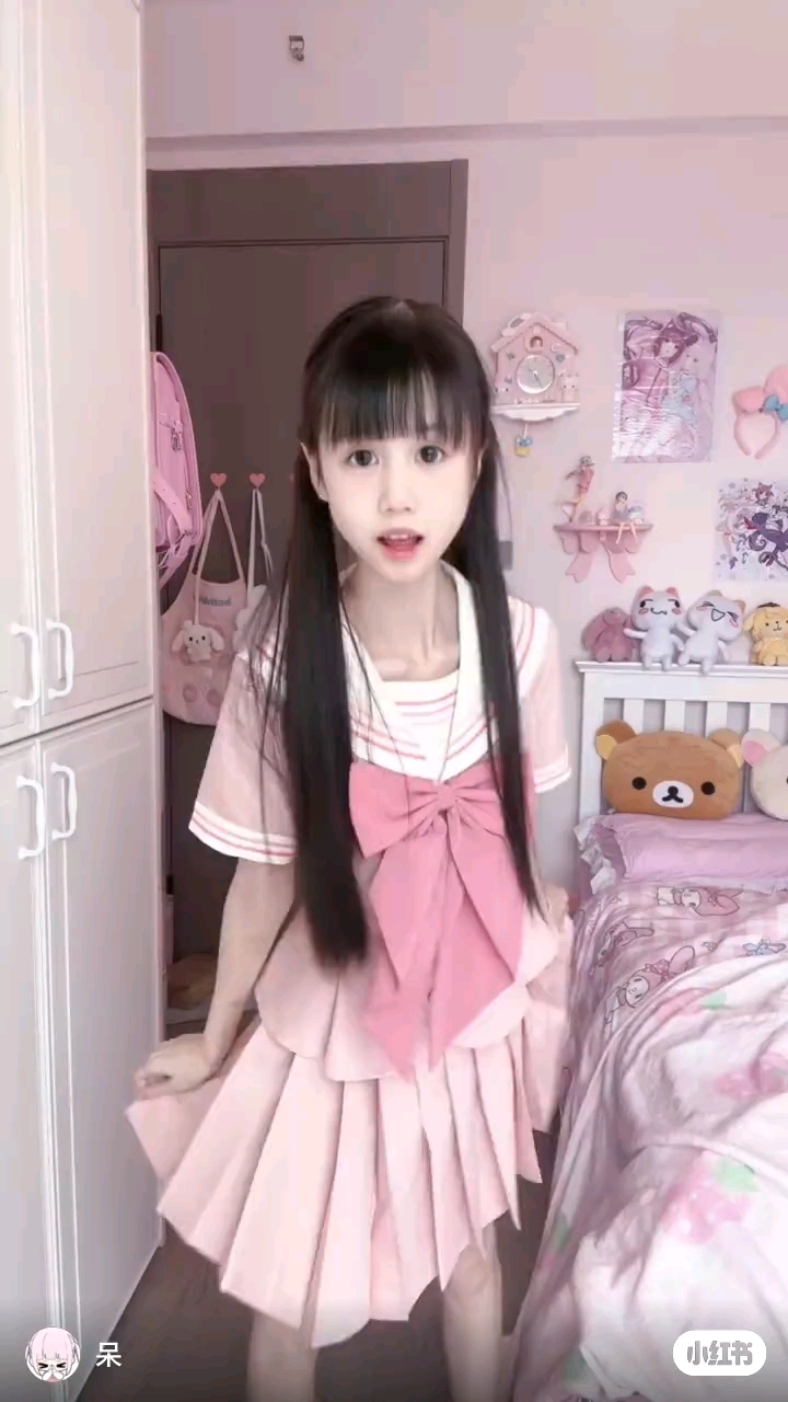 粉粉嫩嫩的水手服,活泼可爱的呆。一块草莓小蛋糕