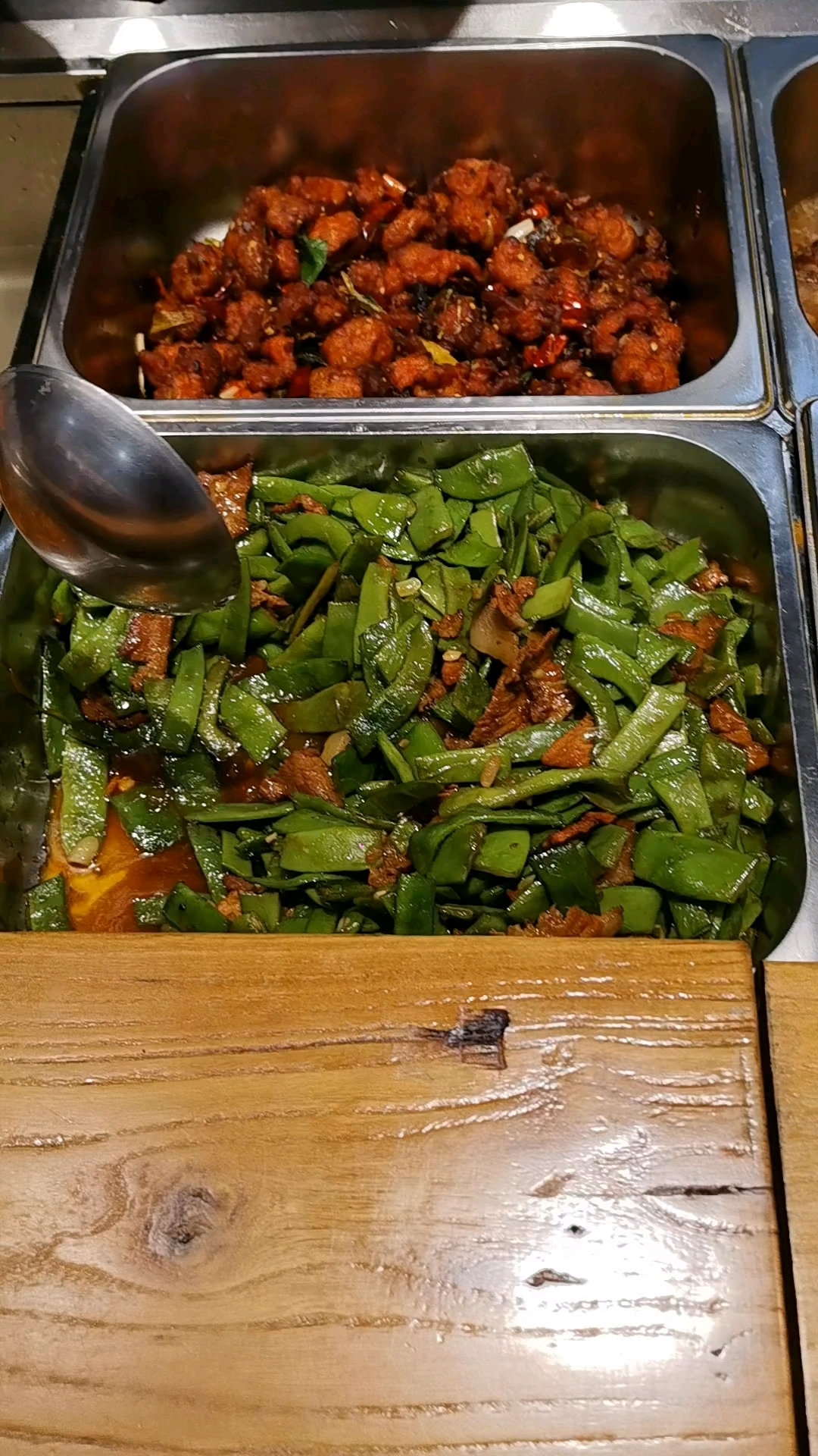 今天的晚餐很丰盛，两个菜，包子花卷小米粥