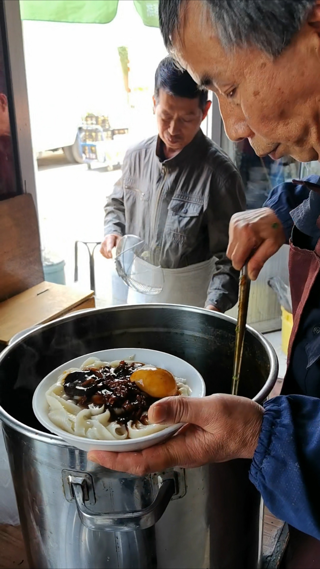 刀削面,大碗,加肉丝、加鸡蛋,12元