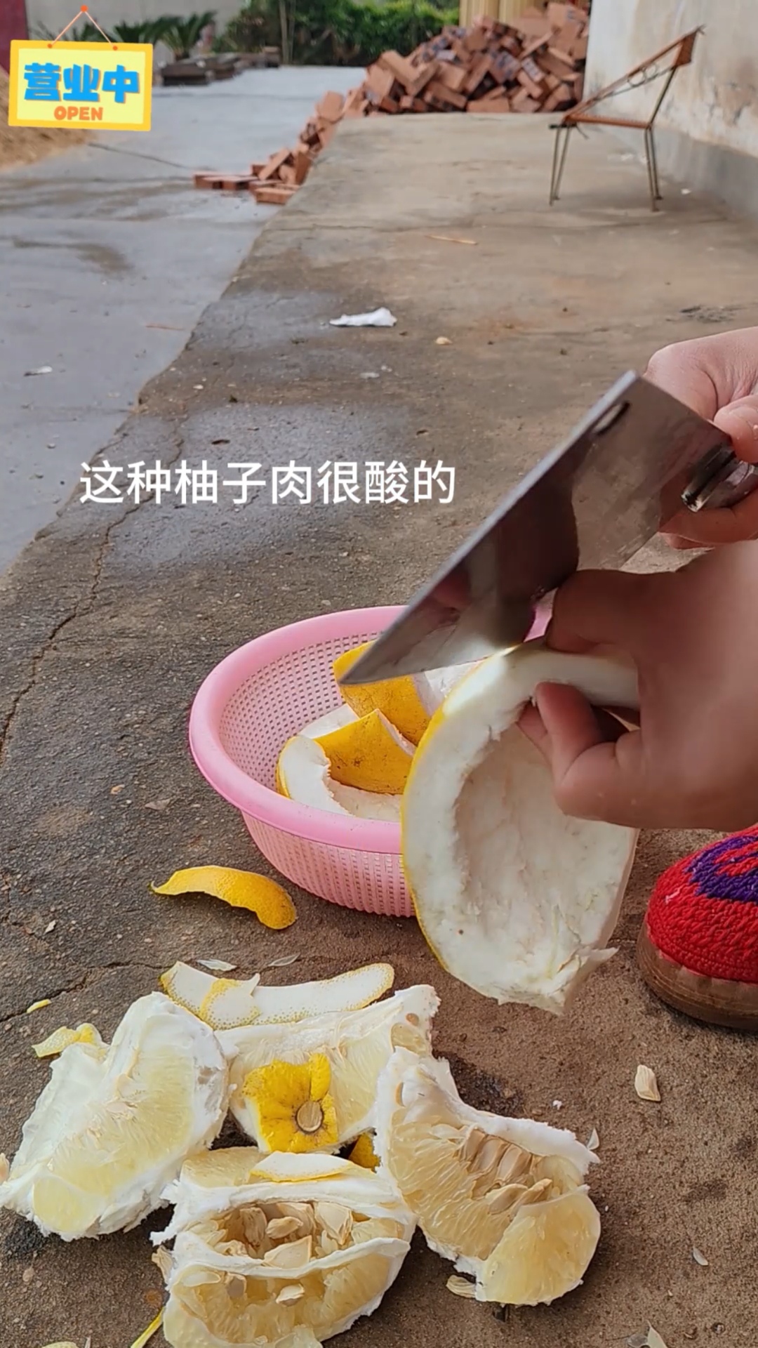 今天给大家做一道你们都没有听说过的美食炒柚子皮