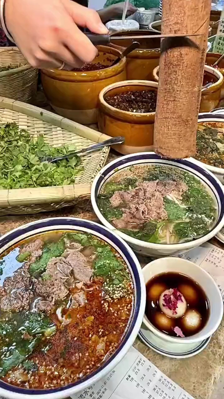 地道云南人专做云南事儿,到咱云南玩,生烫米线必吃经典