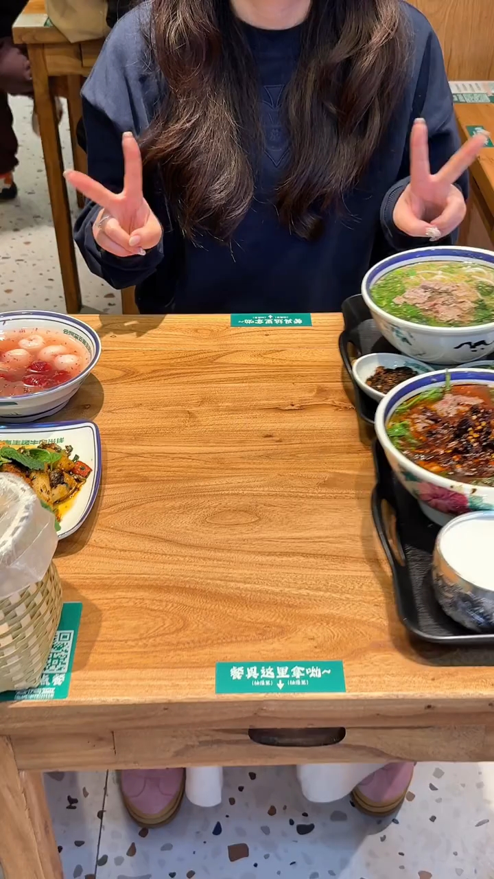 云南生烫米线新风口,牛肉是五秒生烫的、12种神秘的香料,迅速