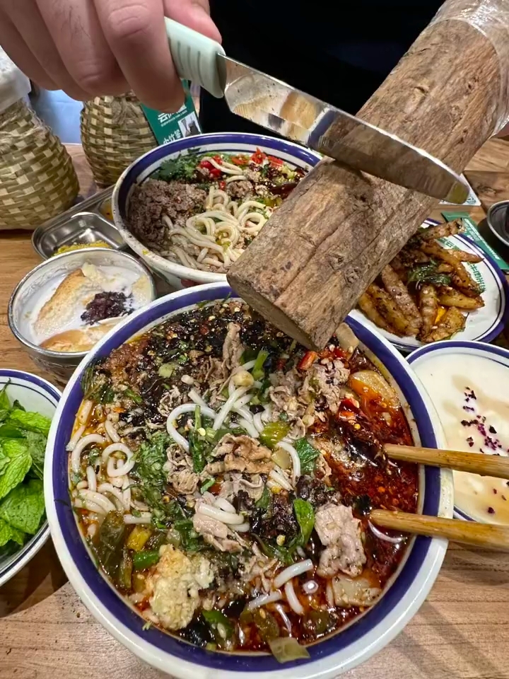 牛肉五秒生烫,牛肉的鲜精准停留!每一勺都是云南风情浓缩