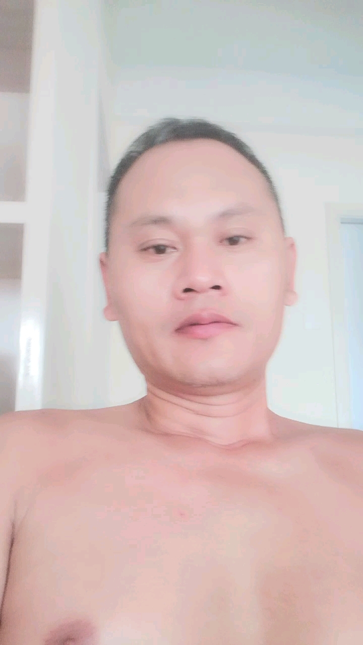 愁,梦见屎拉在裤子上,想找个厕所不容易,估计是现实生活压力大